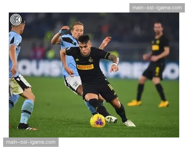 关键瞬间：劳塔罗抢点破门，但VAR介入判定越位在先，进球无效。