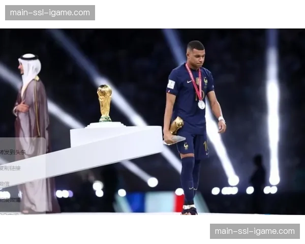 特写瞬间:终场哨响,姆巴佩独自留在场地仰望夜空 特写瞬间:终场哨响,姆巴佩独自留在场地仰望夜空