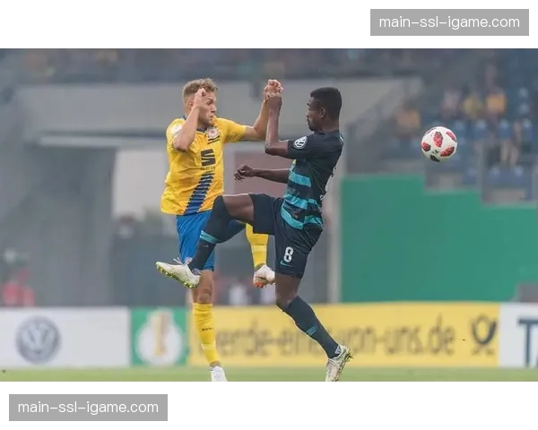 沙尔克04客场1-0小胜布伦瑞克,距直接升级区仅差1分 沙尔克04客场1-0小胜布伦瑞克,距直接升级区仅差1分