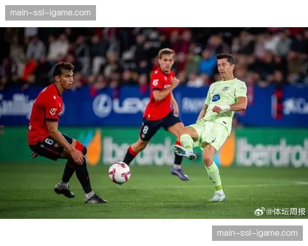 暖心一幕：对方球员受伤，奥萨苏纳队医主动进场协助